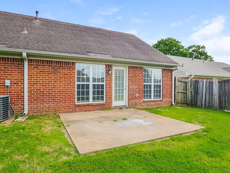 1720 Cherry Creek Dr — Photo 16