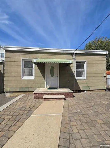 1 bed, 1.0 bath, $1,800 — Photo 2