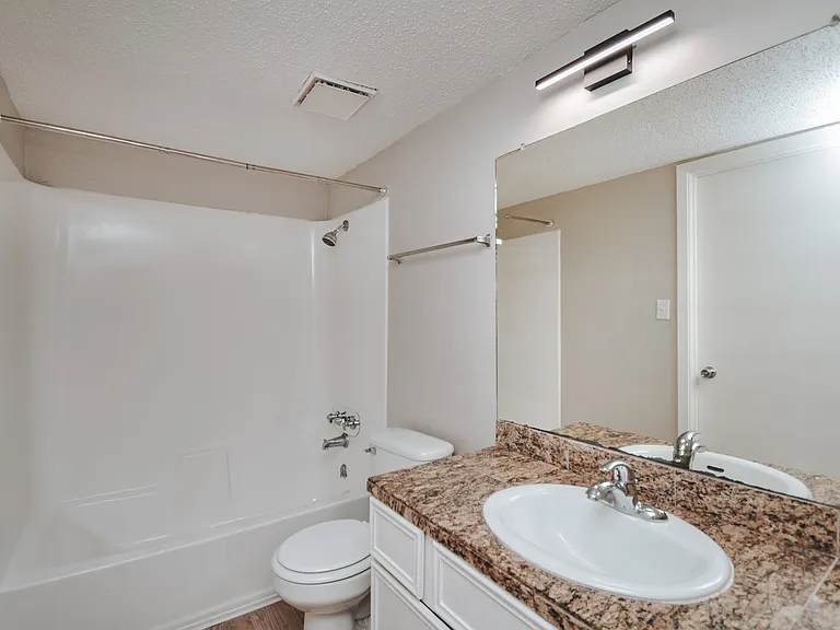 Parkwood Apartments — Photo 29