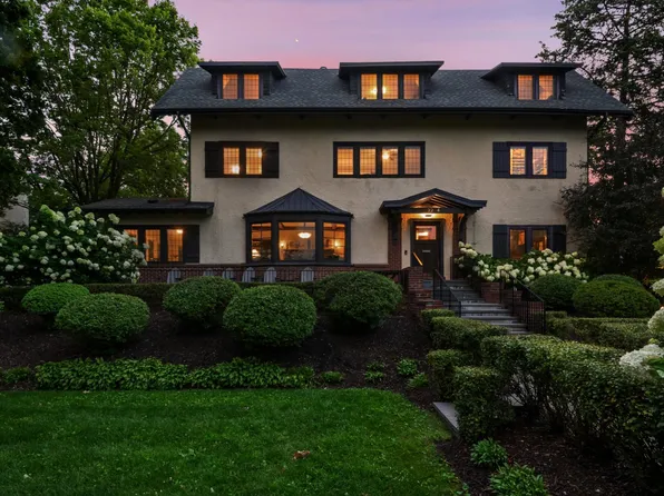 2204 W Lake Of The Isles Pkwy, Minneapolis, MN 55405