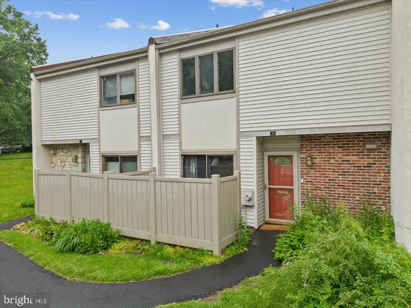 29 Twin Brooks Dr, Willow Grove, PA 19090