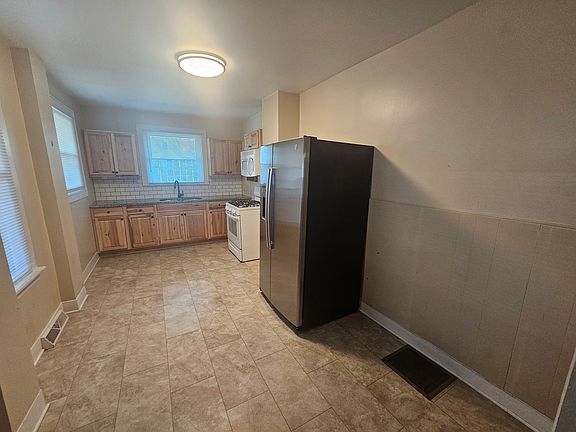 5th image of 526 Manor St