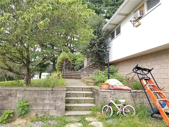 4th image of 139 Glenmere Ave