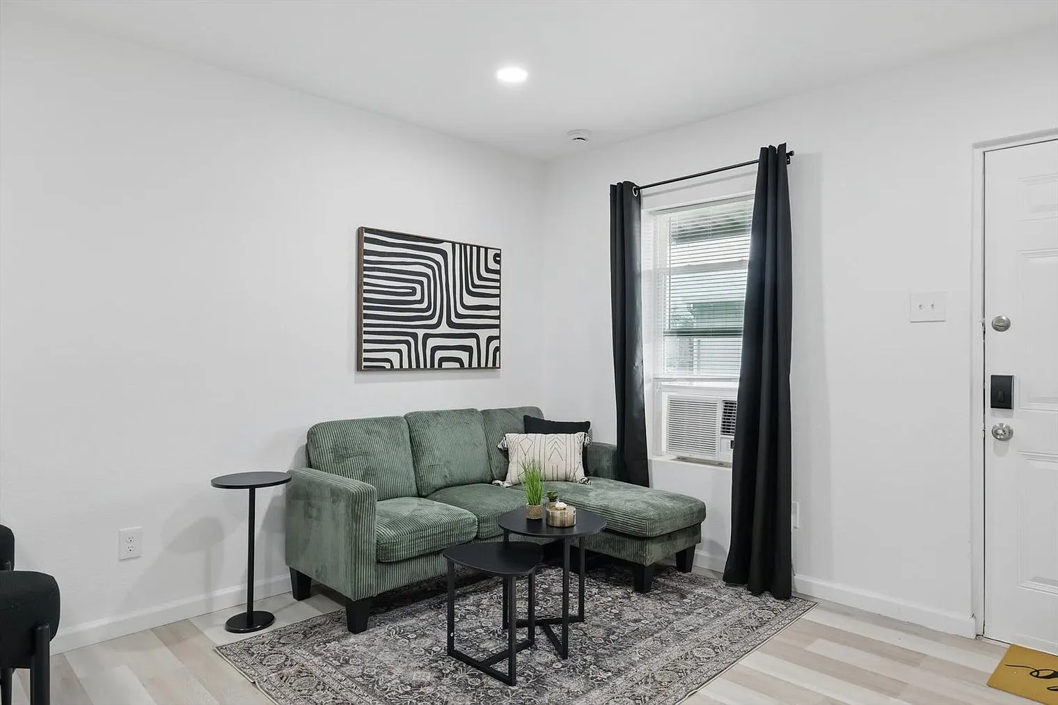 4 bed, 2.0 bath, 1001 sqft, $10,687 — Photo 1