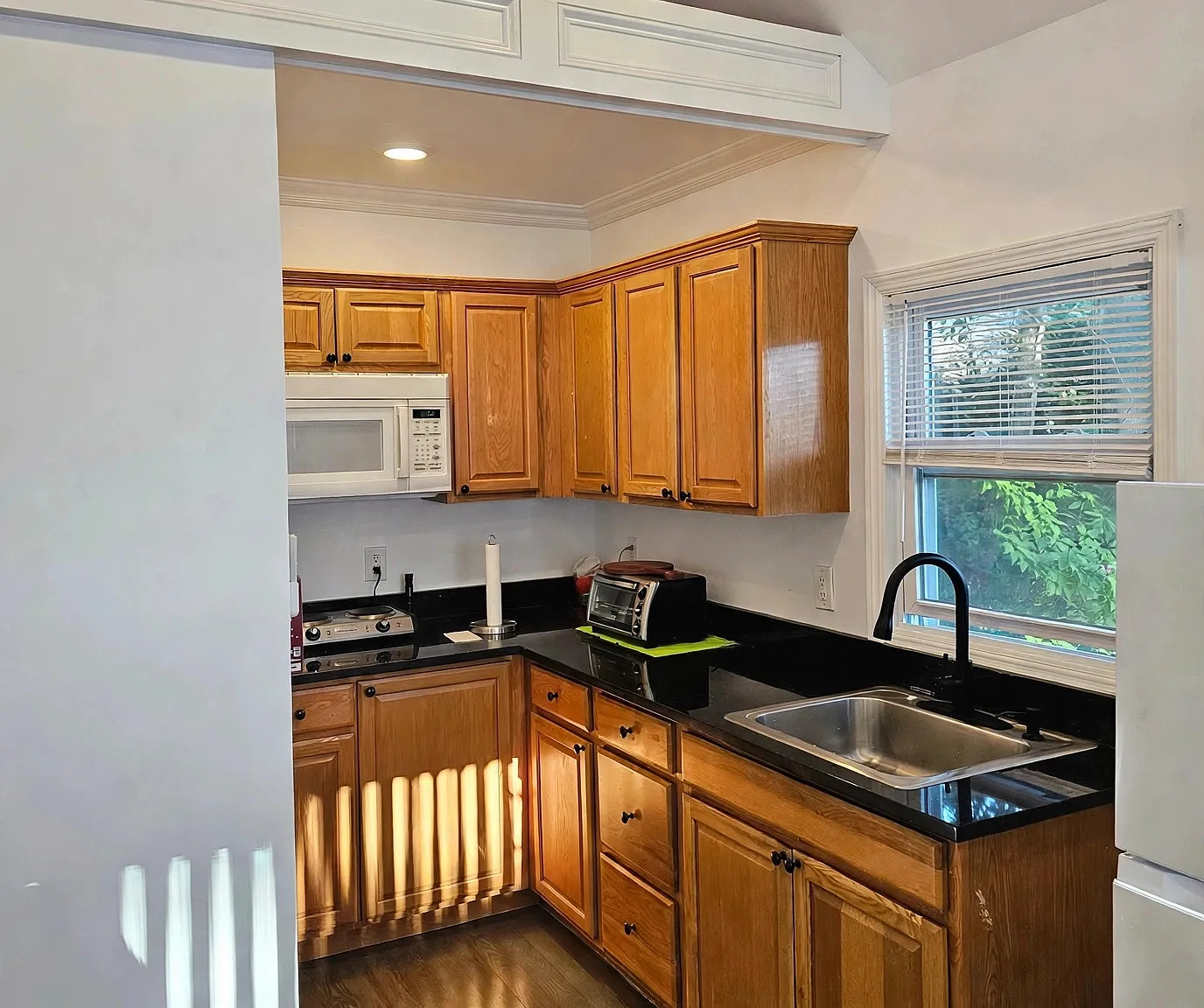 Year Round Studio Cottage, Minutes to Village, No Broker Fee — Photo 3