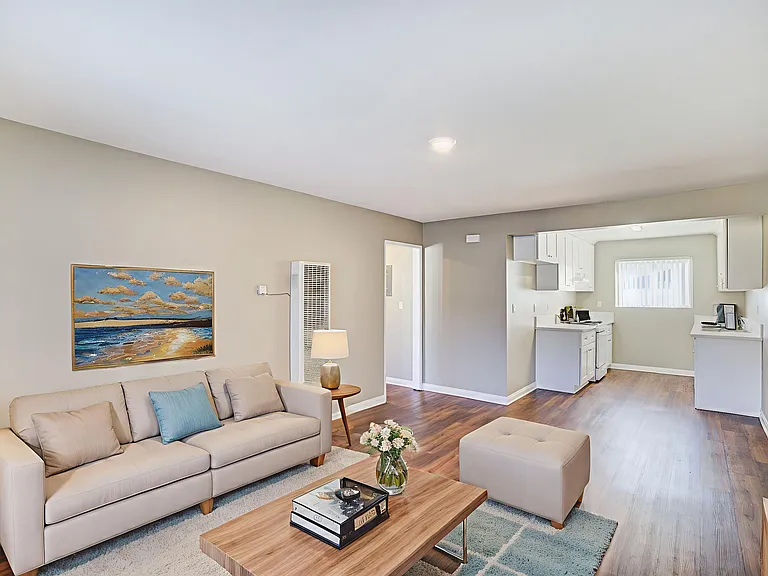 233 W Nicolet St #4 — Photo 2