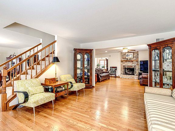 3rd image of 609 Lexington Sq E