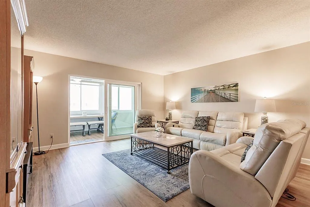 Building Photo - 1125 W Peppertree Dr #701