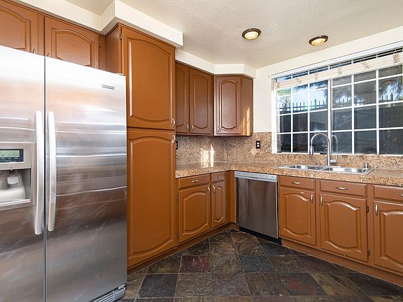 3rd image of 967 Rose Arbor Dr