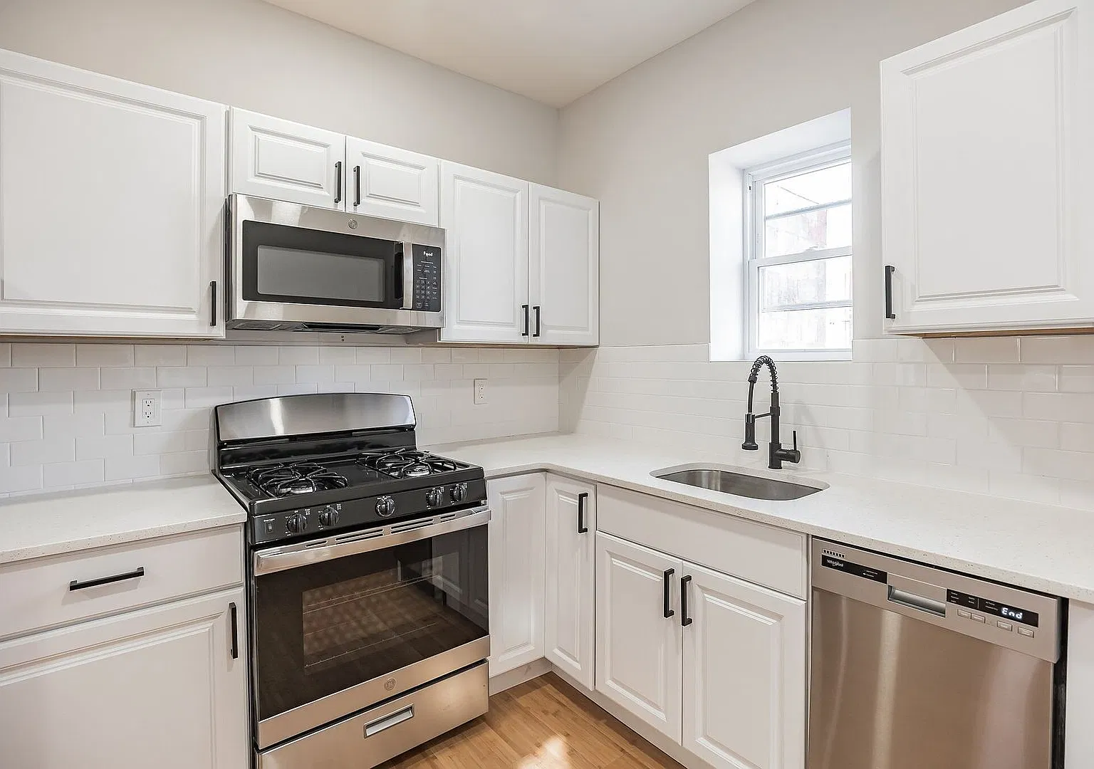 Newly Renovated 3 bedroom 1 bathroom house — Photo 2