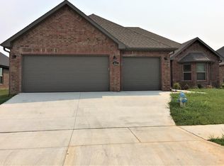 402 N Reeds Bridge Dr, Fayetteville, AR 72704