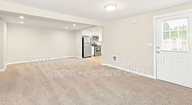 5 bed, 2.0 bath, 2106 sqft, $3,395 — Photo 4