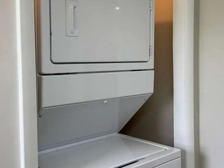 Rockwell Pointe Apartments — Photo 4