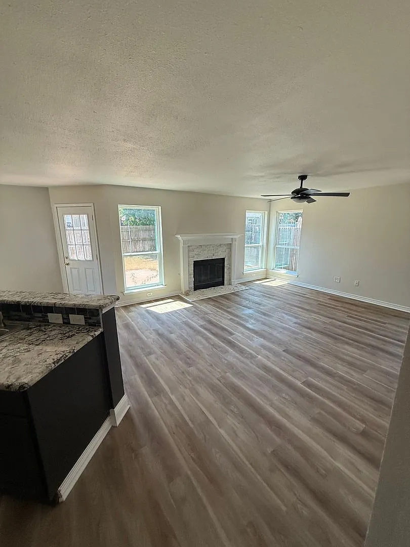 Move In Special $500 Off 1st Full Months Rent Lake Dallas Home!! — Photo 3