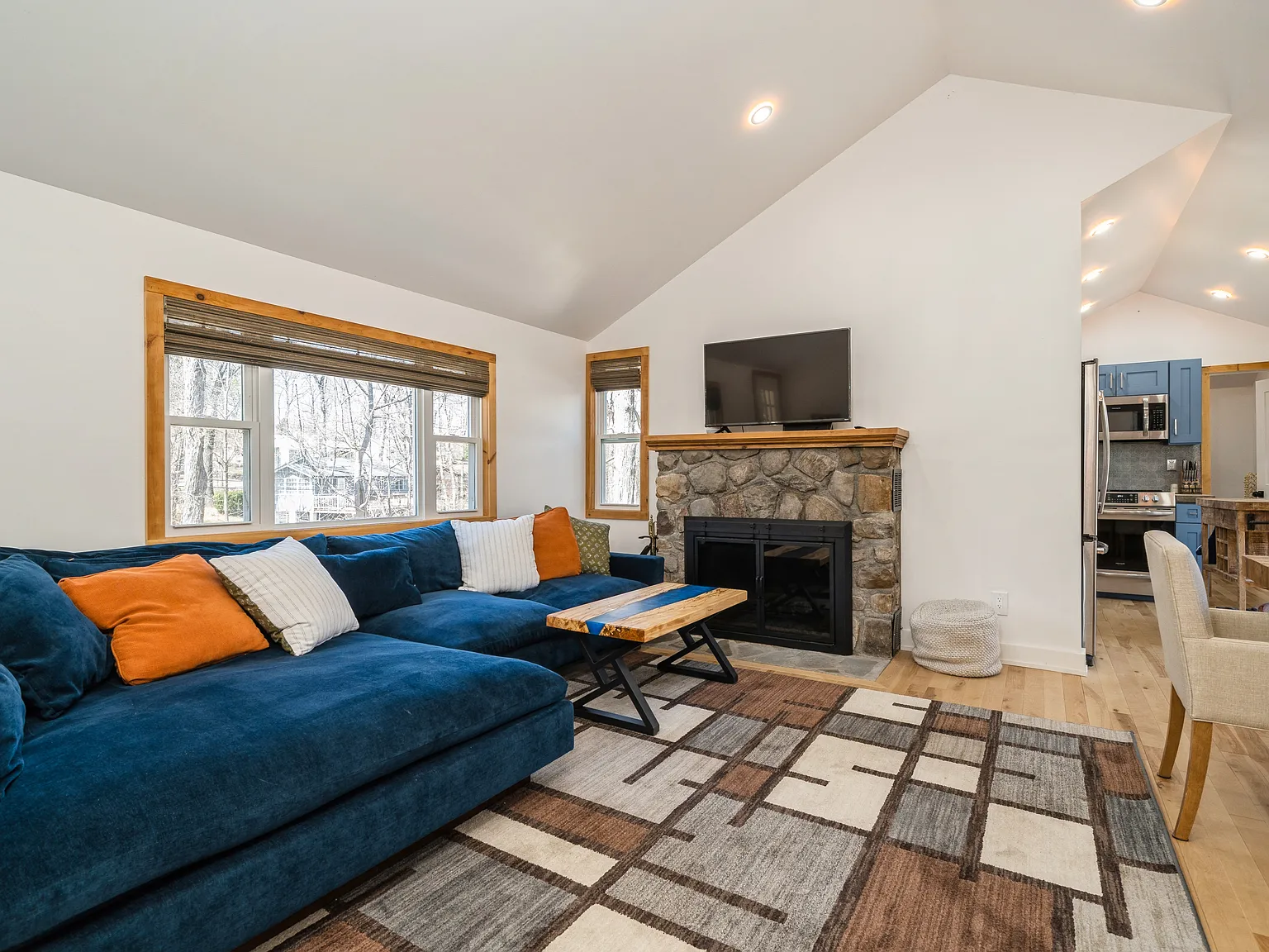3 bed, 900 sqft, $3,200 — Photo 3