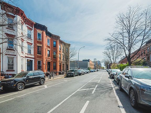 3rd image of 583 Bergen St