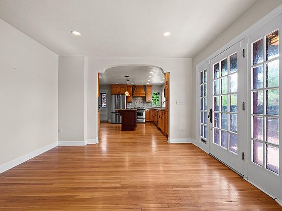 4th image of 1407 E Logan Ave