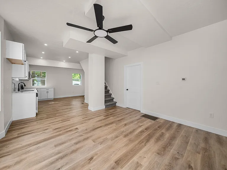 922 S Sherman St — Photo 3