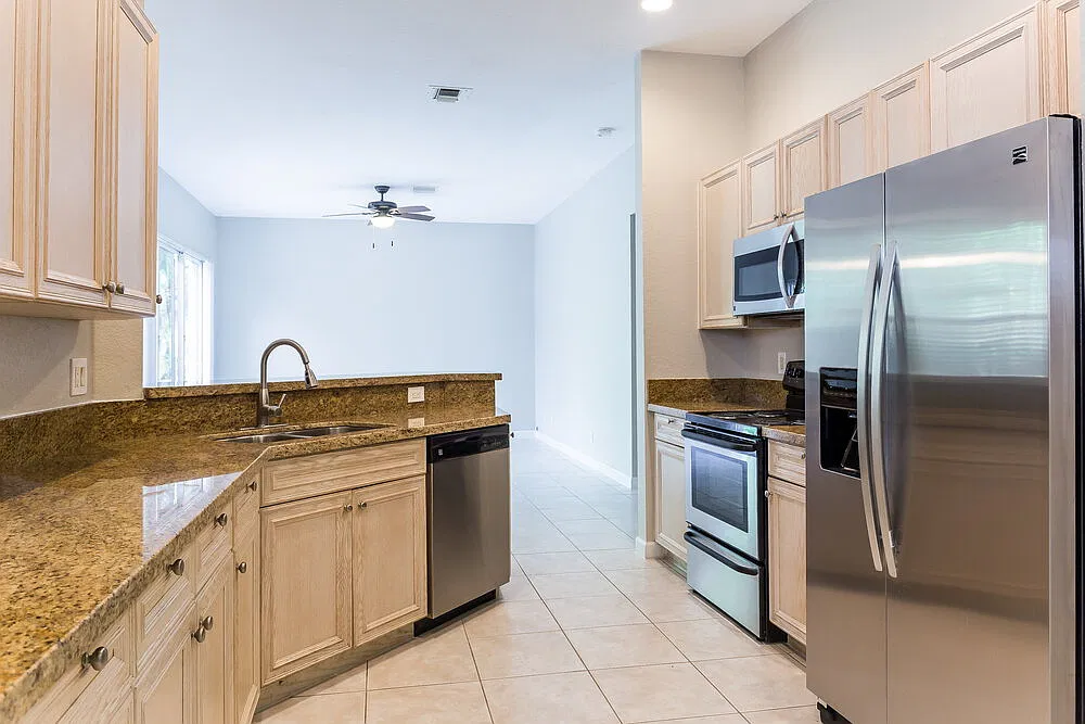 3 bed, 2.0 bath, 1856 sqft, $4,650 — Photo 4