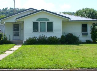 1014 N 4th St, Guttenberg, IA 52052