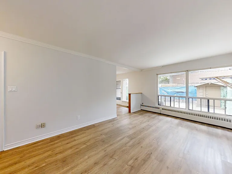 10 Bergamot Ave — Photo 2