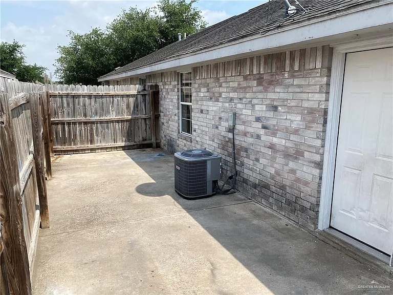 1403 Tampa St — Photo 9