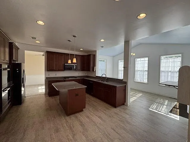 136 Alliance Ct — Photo 10