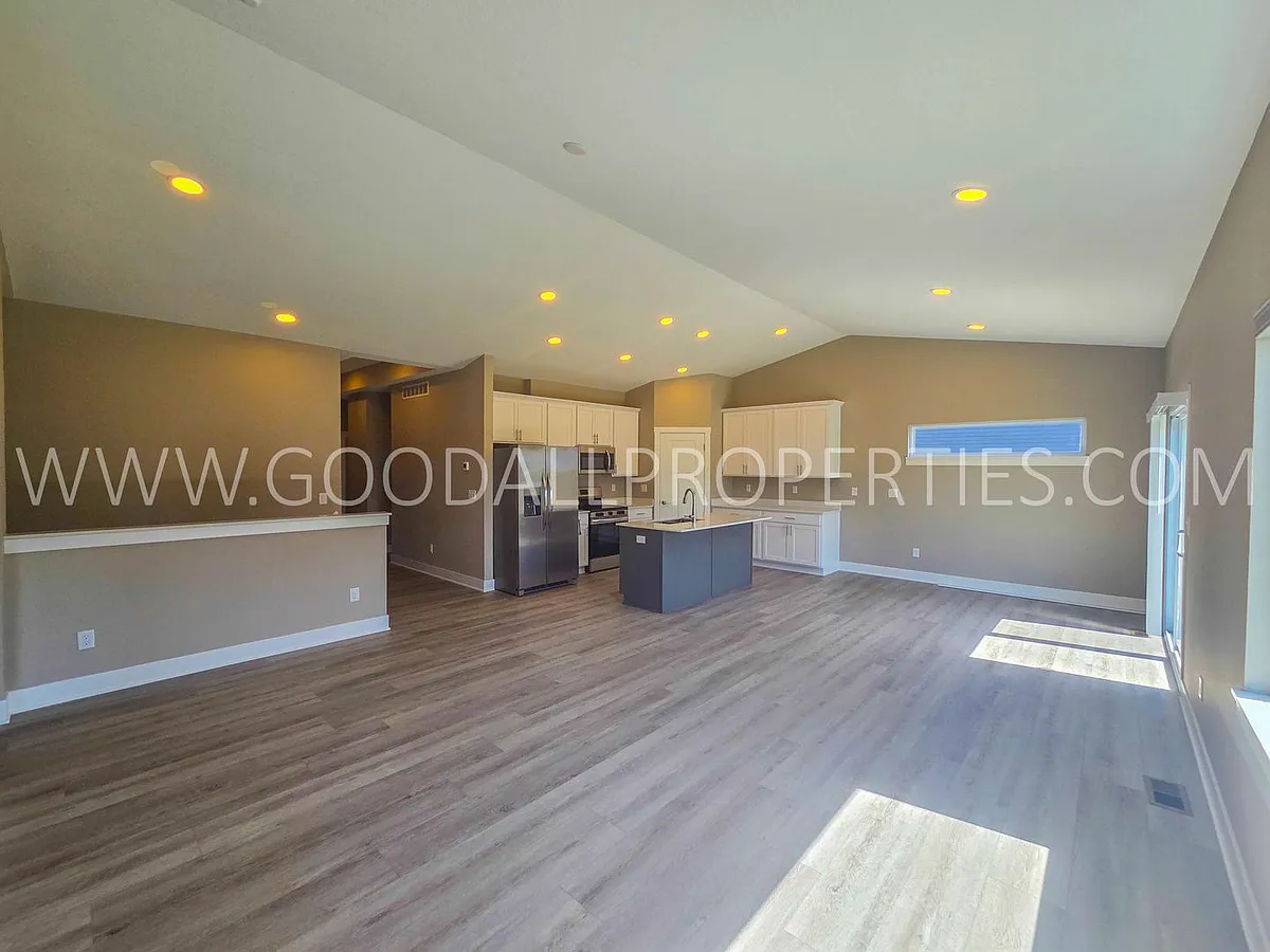 Building Photo - 650 NW Rosemont Dr