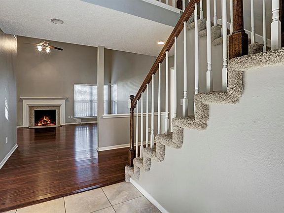 SUCH AN INVITING ENTRY FEATURING NEUTRAL TILE FLOORING & A VAULTED CEILING. ABUNDANCE OF WINDOWS THROUGHOUT OFFERS SUNLIT ROOMS CREATING A BRIGHT & CHEERFUL AMBIANCE!