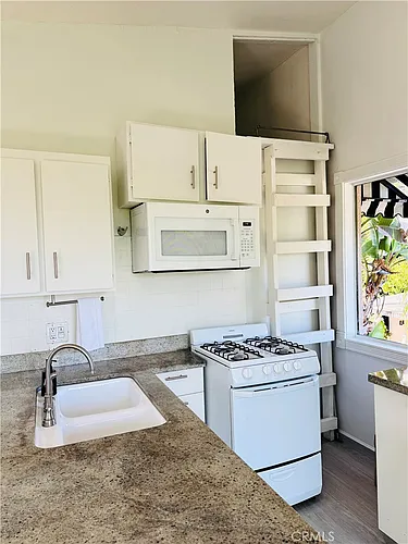 667 N Woods Ave Photo 1