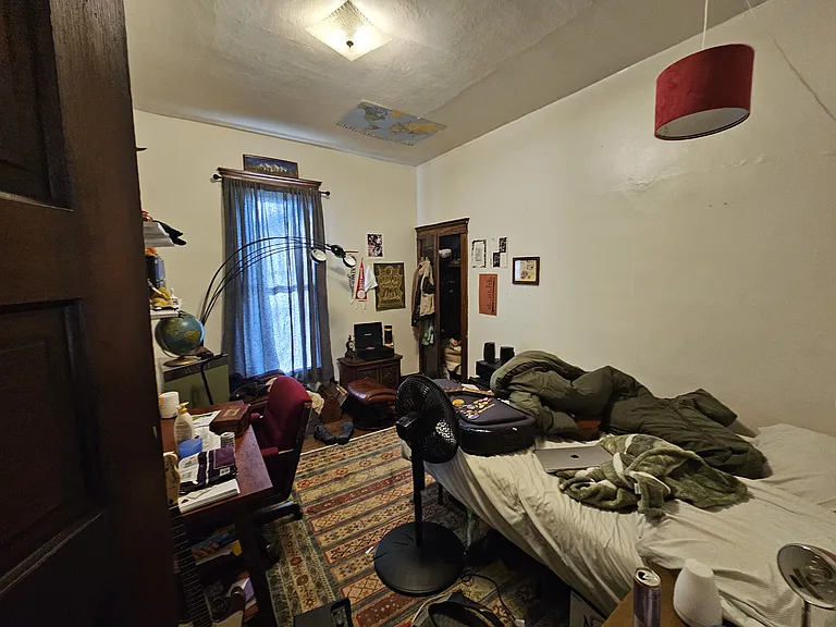 813 E University St — Photo 11