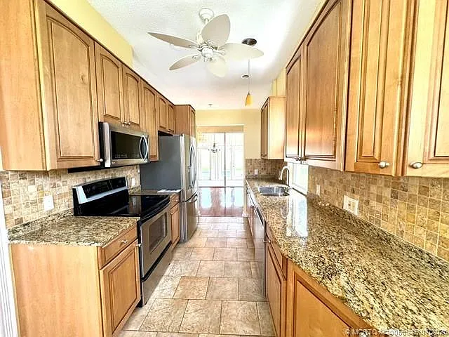 3 bed, 2.0 bath, 1563 sqft, $3,950 — Photo 3
