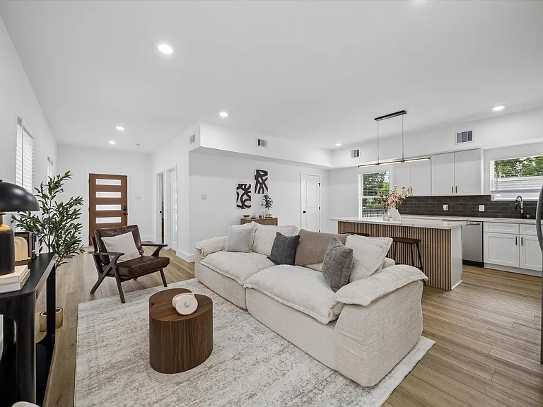 801 E 32nd 1/2 St #A — Photo 4
