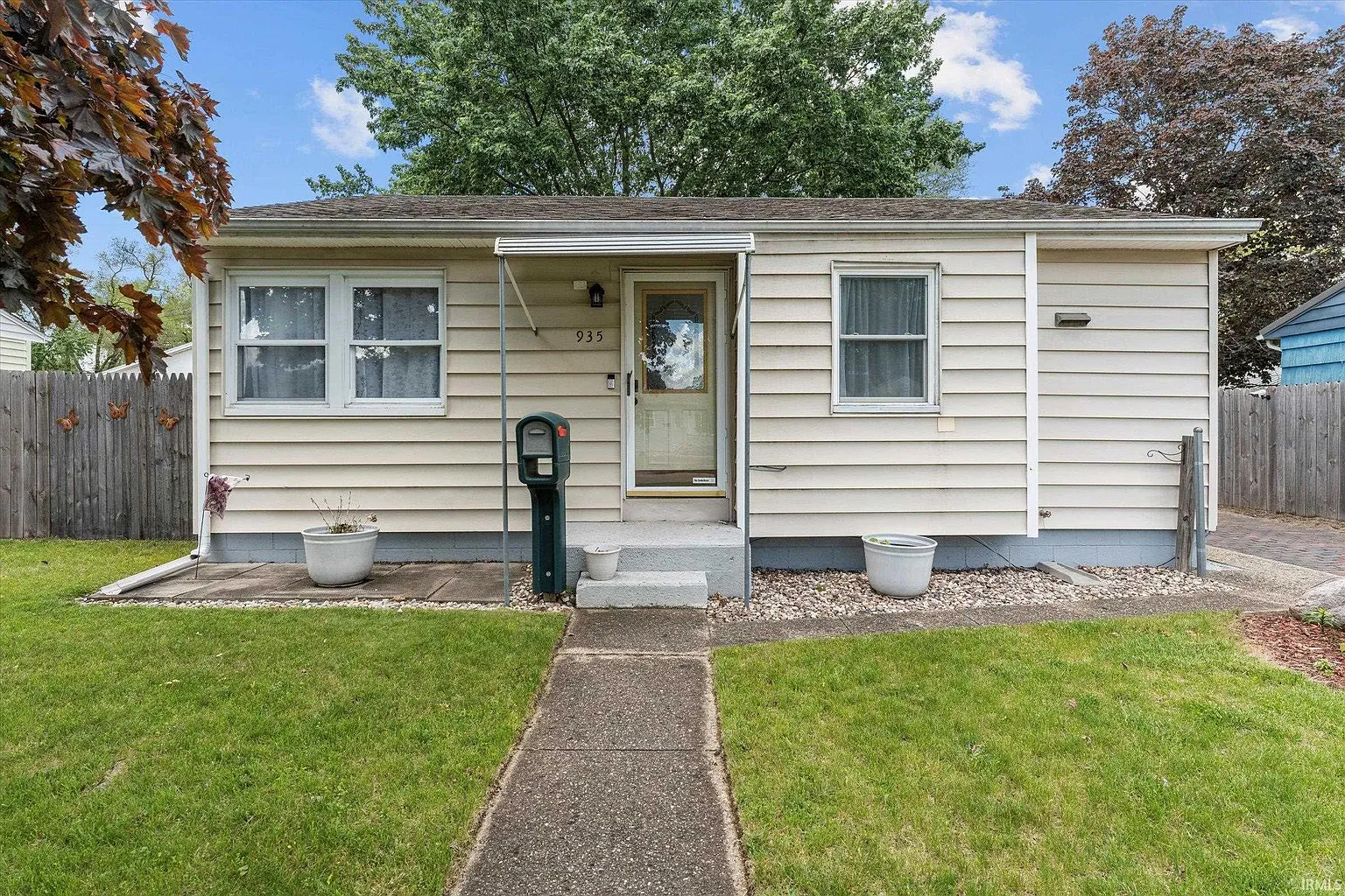 935 Canterbury Dr photo 1