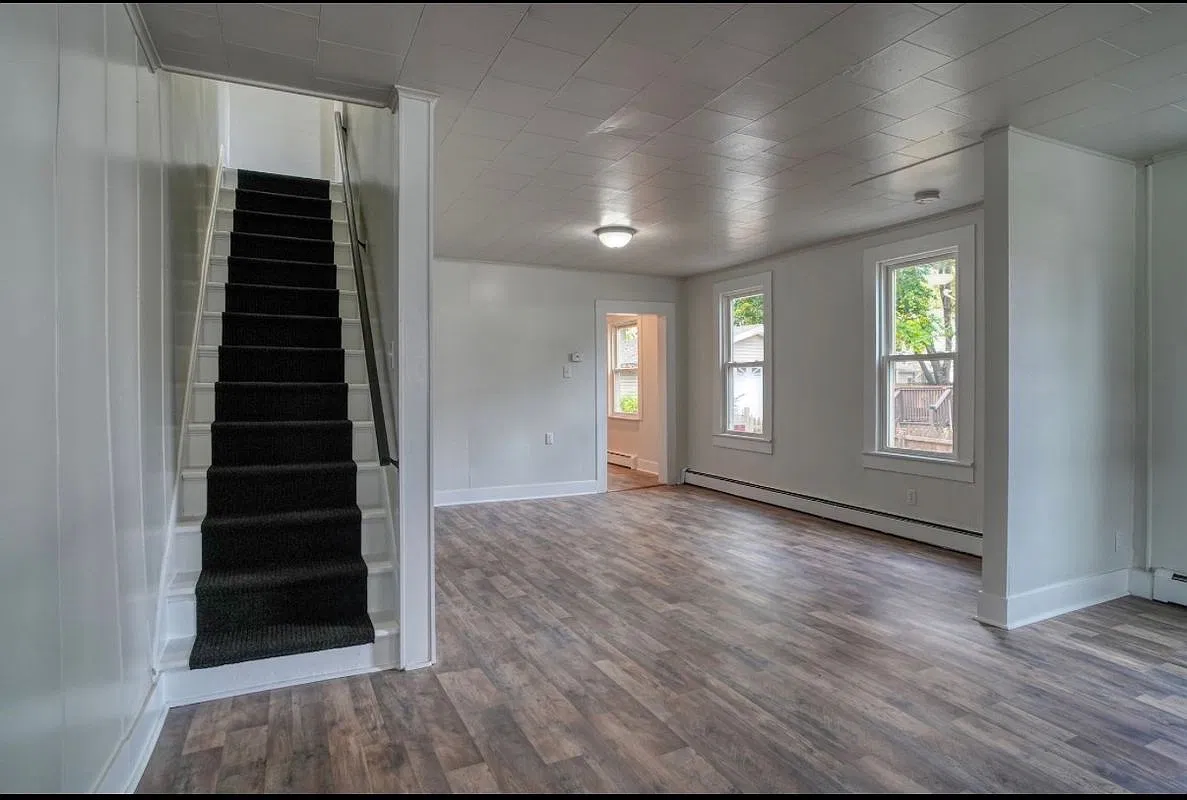 3 bed, 1.5 bath, 1300 sqft, $1,850 — Photo 3
