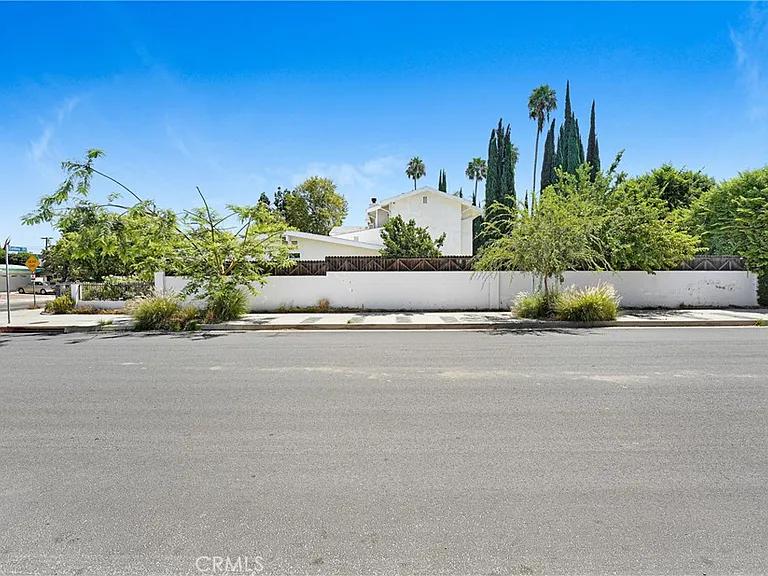 22450 Collins St — Photo 3