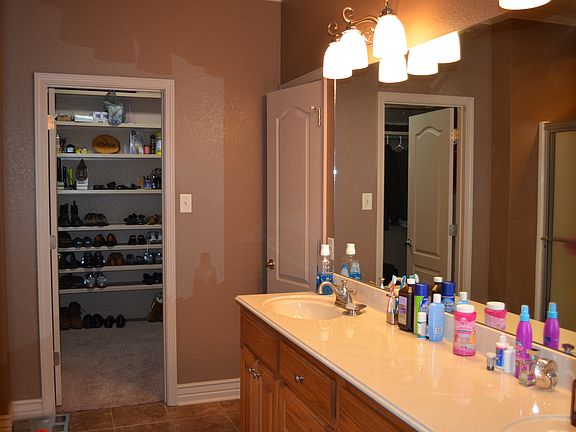 Master Bath to walkin closet