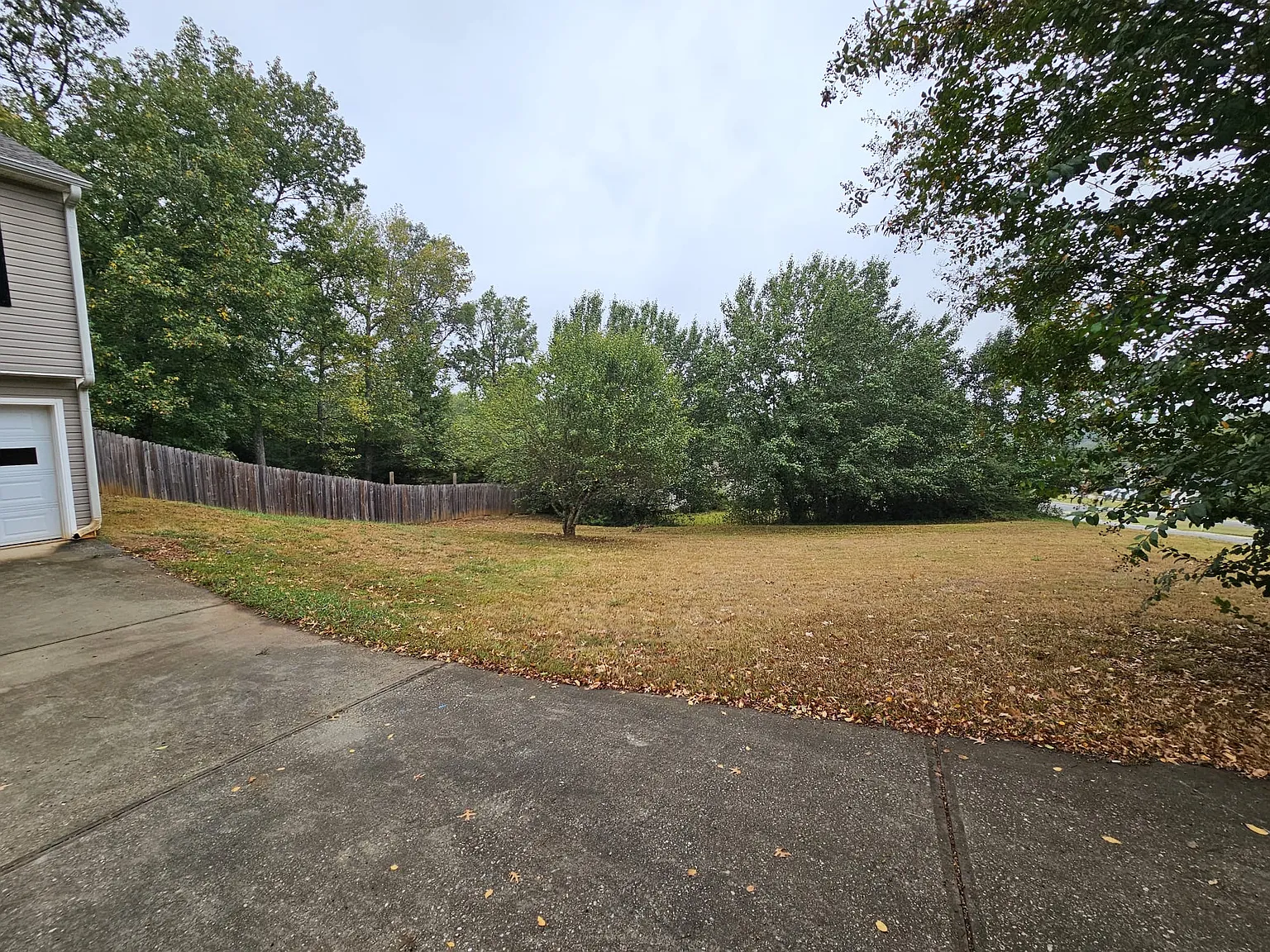 4 bed, 1888 sqft, $2,400 — Photo 2