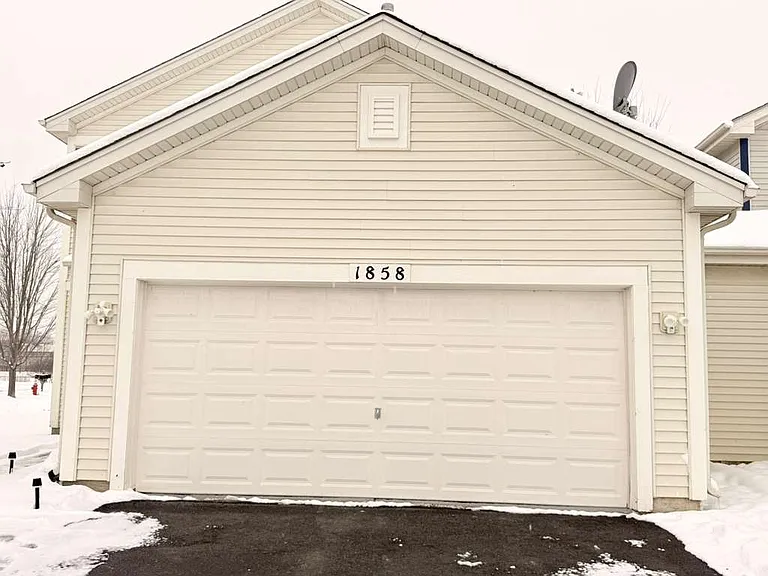1858 S Fallbrook Dr — Photo 1