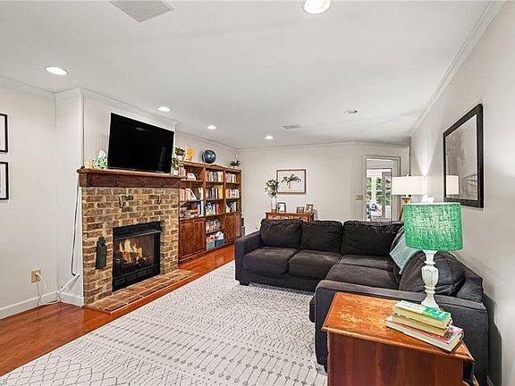 5th image of 433 Northampton Dr