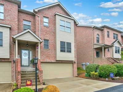 2006 Augusta Ln, Jeannette, PA, 15644