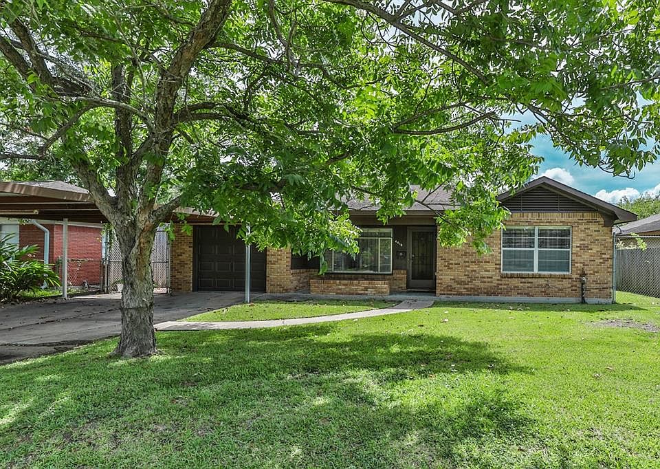 Welcome to this well cared-for home in Irvington, located just a few minutes from Downtown!