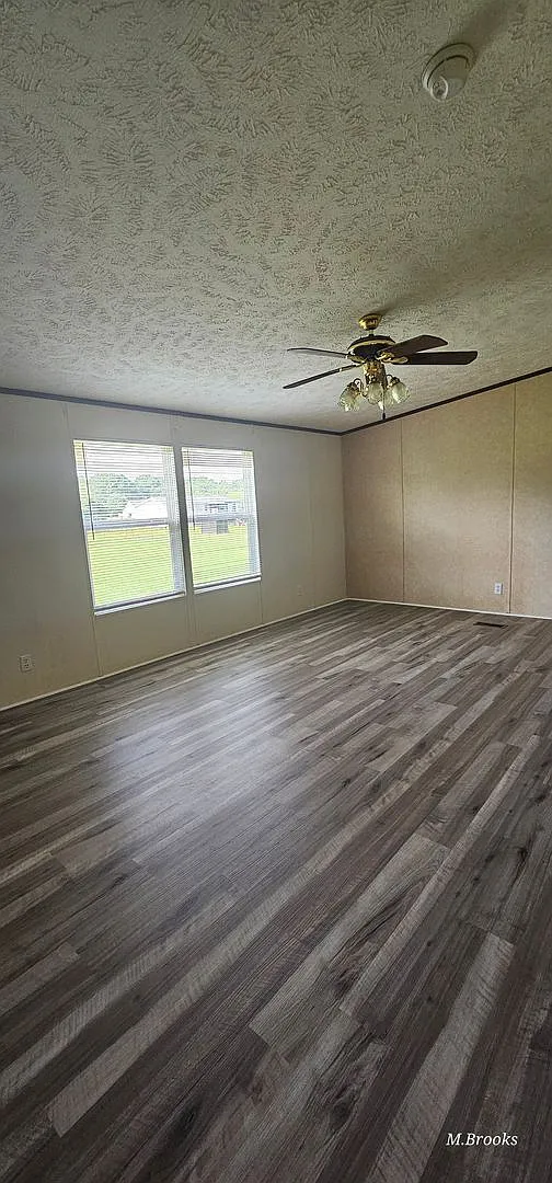 home in Brooks County — Photo 4