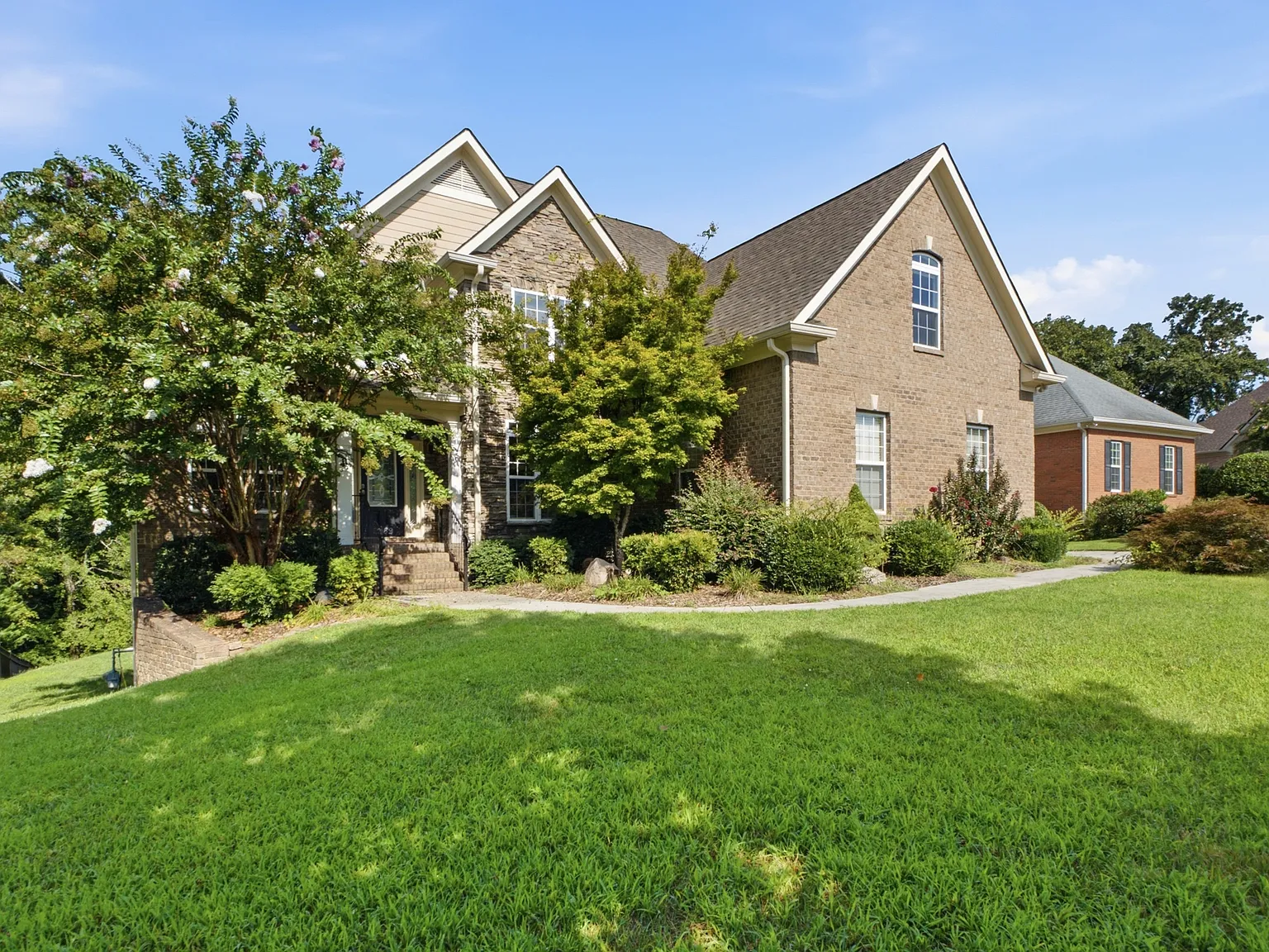 6 bed, 4607 sqft, $4,000 — Photo 2