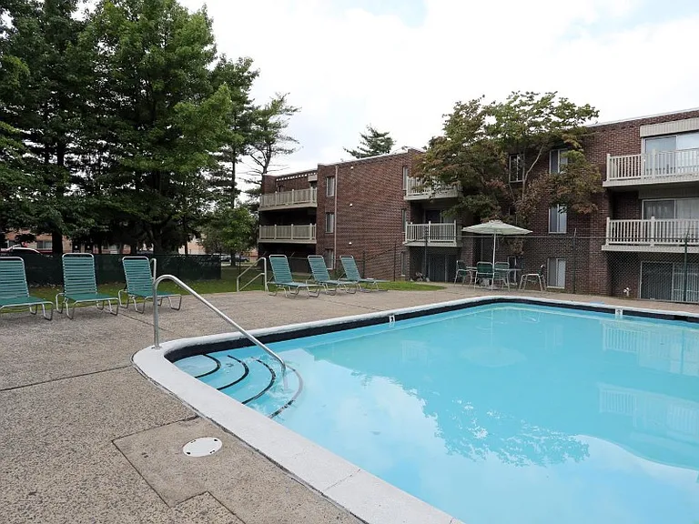 St. Regis Apartments — Photo 4