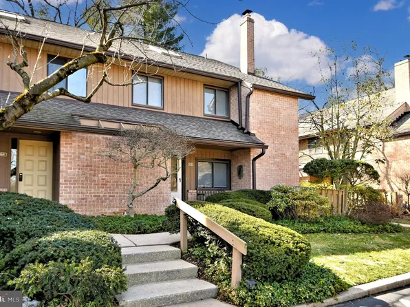 370 Paoli Woods Dr, Paoli, PA 19301