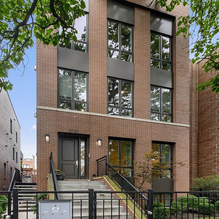 1st image of 2725 N Wilton Ave Unit 3