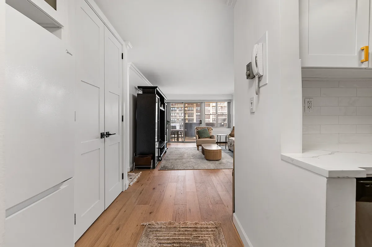 Building Photo - 17-85 215th St #14L