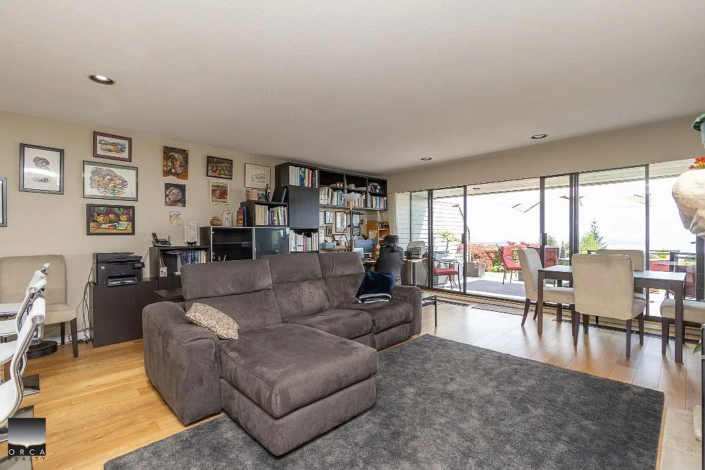 11 Folkstone Way, West Vancouver — Photo 2