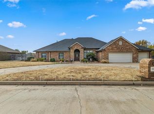 416 Fieldcrest Dr, Chickasha, OK 73018
